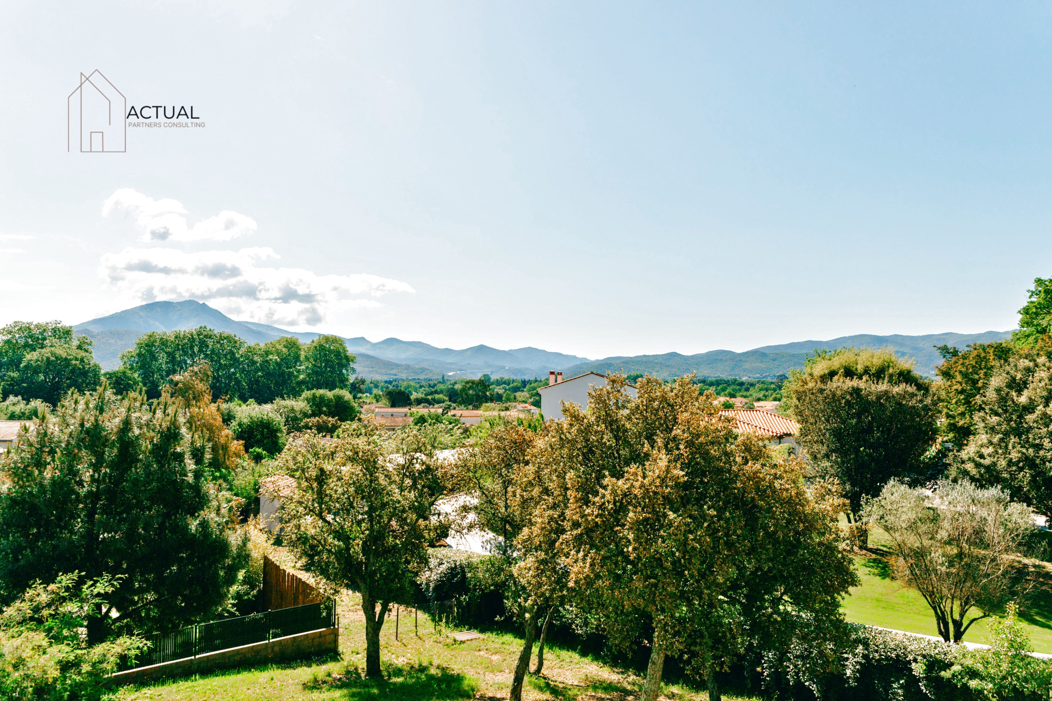 Découvrez cette magnifique villa de 324m2 avec vue montagnes au calme et piscine.